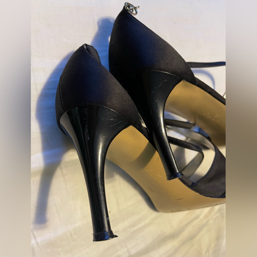 Anne Klein Women's Black Pointed Toe Heels - Picture 4 of 5